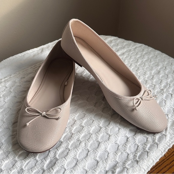 3/$20 💥 H&M Neutral Beige Slip On Ballet Flats Shoes w/ Bow Sz 11 - Picture 1 of 13